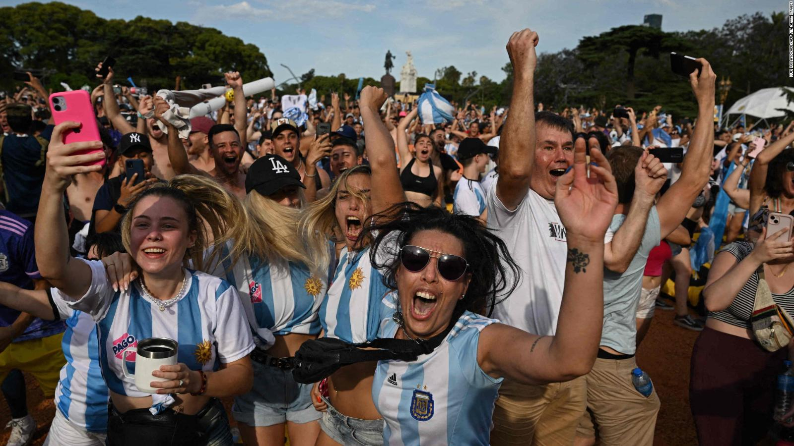 221209161624 gana argentina paises bajos celebracion fans qatar 2022 brk hugo manu correa ana maria 